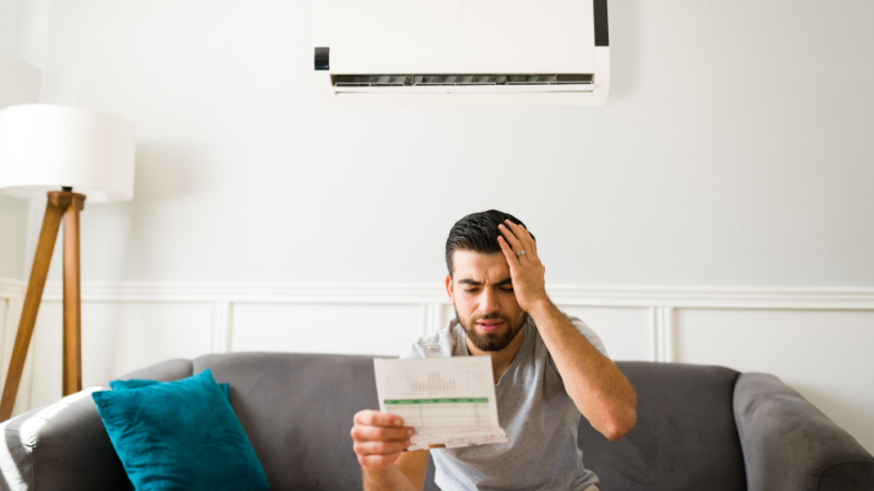 Uomo preoccupato con bolletta in mano